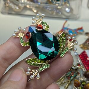 539 Elegant Frog Brooch with Green and Gold Accents